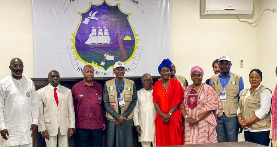 President Weah poised in a photograph with members of the International Community