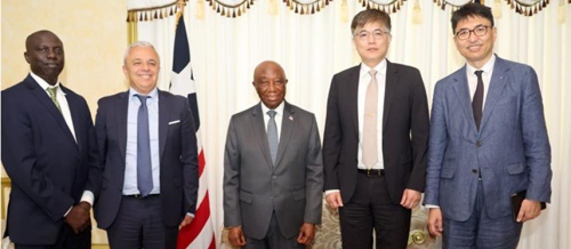 IMF Delegation posed in a photograph with President Boakai