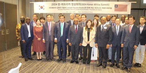 President Boakai and the Liberian delegation pose in a photograph with the Korean President